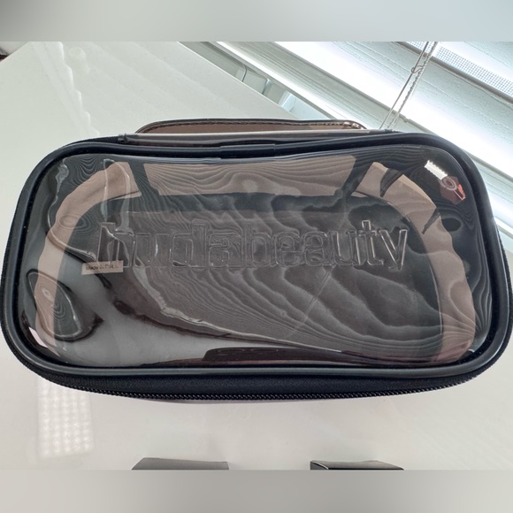 HUDA BEAUTY Easy Bake Setting Spray with Brush & clear cosmetics bag - Picture 4 of 4